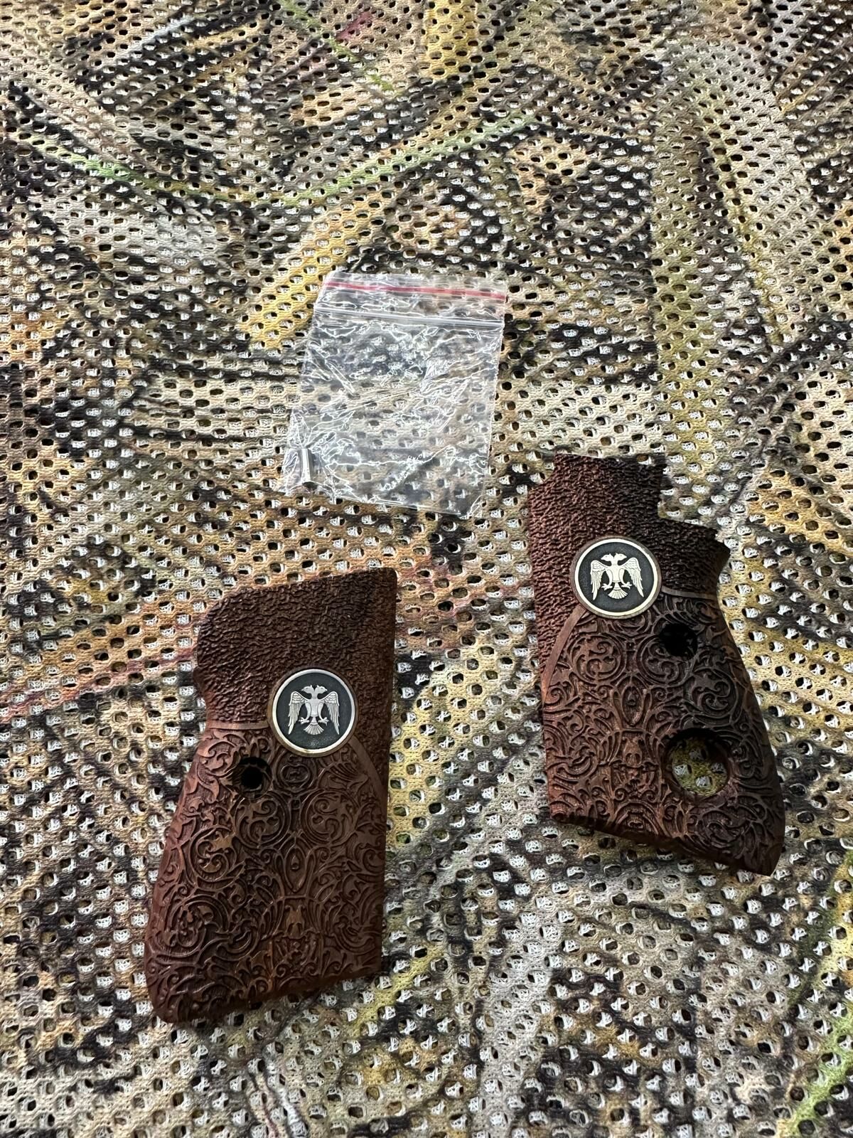 Beretta Düğmeli Tabanca Kabze
